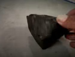 Batu Hitam Diduga Meteor Gemparkan Desa Jatilaba Tegal