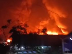 Sebuah Gudang Oli di Tungak Jati Karawang Kebakaran